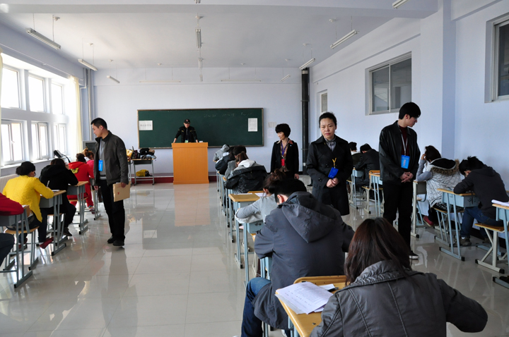 省学位办巡视员刘振强、刘乐来到我校，对考试工作进行检查。学校副校长吕巧凤热情接待了两位客人，并与巡视员们一起对考试进行了现场指导。