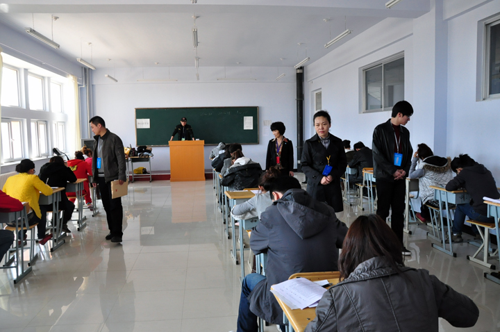 省学位办巡视员刘振强、刘乐来到我校,对考试工作进行检查。学校副校长吕巧凤热情接待了两位客人,并与巡视员们一起对考试进行了现场指导。