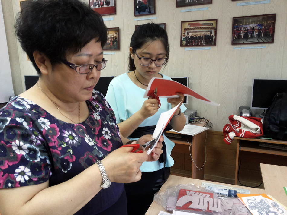 中国教师教俄罗斯学生剪纸