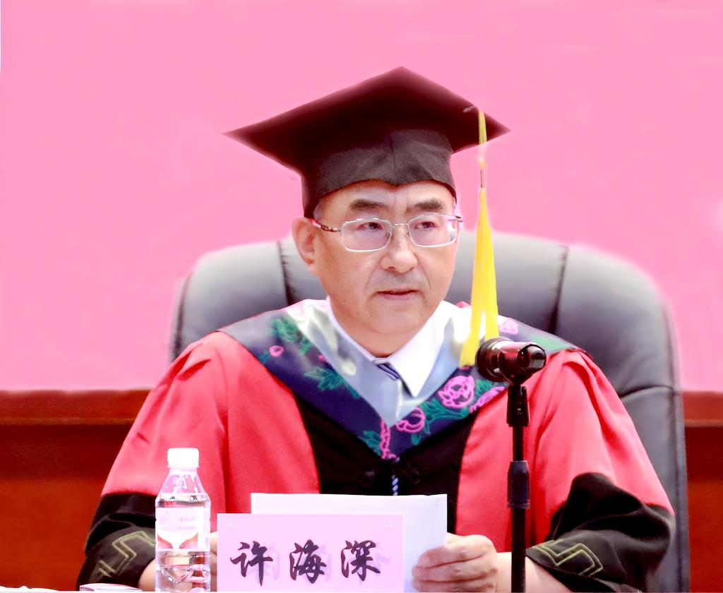 副院长许海深宣读了黑河学院2022届本科毕业生名单和学士学位授予名单